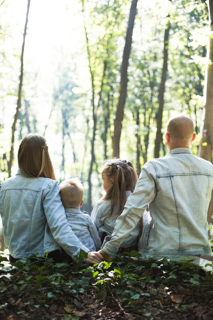 Familie im Wald